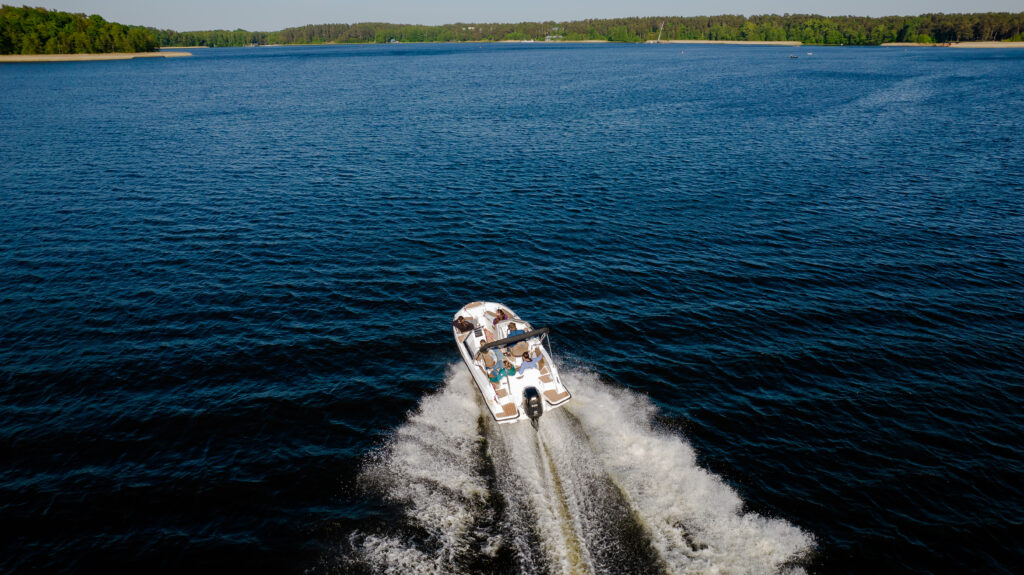7-osobowa motorówka Nela Husaria wykonująca dynamiczny skręt podczas emocjonującego rejsu w Augustowie