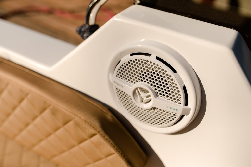 System audio w 7-osobowej motorówce Nela Husaria - wysokiej jakości głośnik wodoodporny